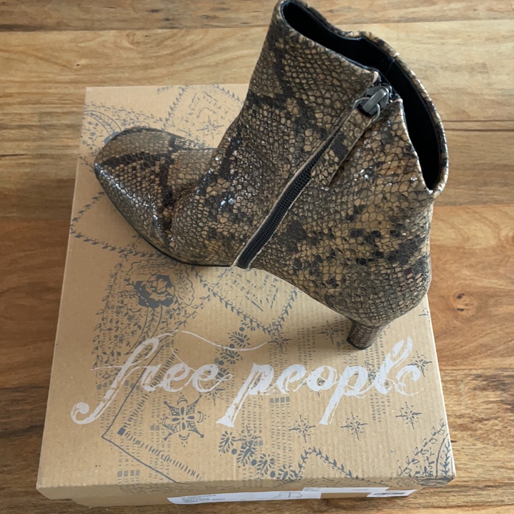 New Free People Cybill Heel Boot - new in box - size 8 / 38